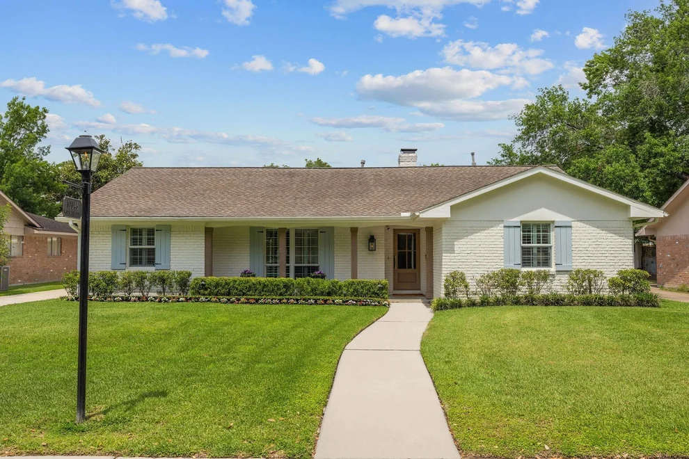 Unit for sale at 10046 Meadow Lake Lane, Houston, TX 77042