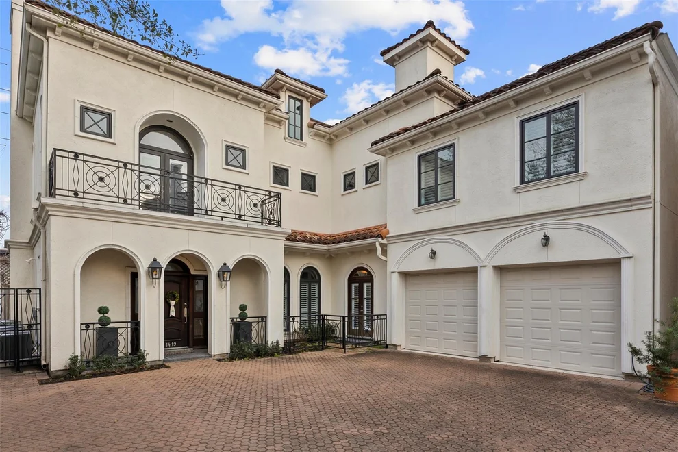Unit for sale at 1419 Nantucket Drive, Houston, TX 77057