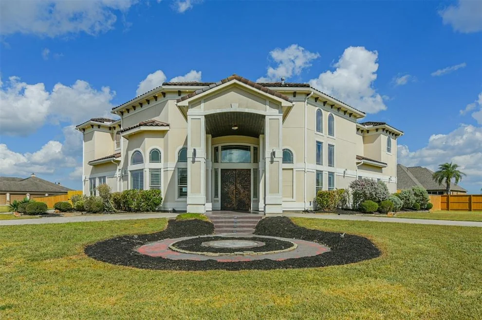 Unit for sale at 317 Red Oak Drive, Dickinson, TX 77539