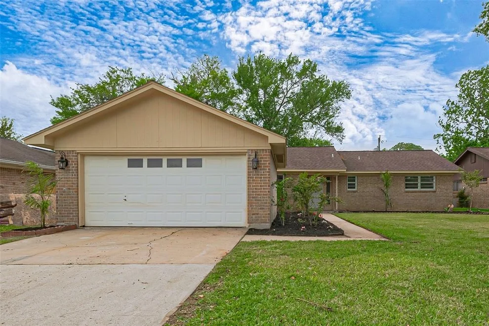 Unit for sale at 217 Oakwood Street, League City, TX 77573