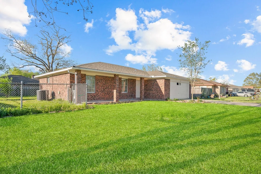 Unit for sale at 2414 Camillia Street, Highlands, TX 77562