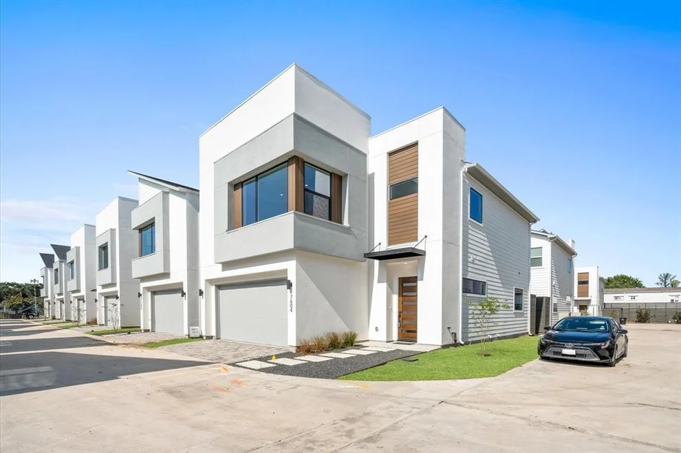 Unit for sale at 7609 Jacquelyn Gardens Lane, Houston, TX 77055