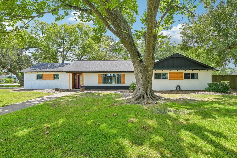Unit for sale at 101 W Larkspur Drive, Alvin, TX 77511