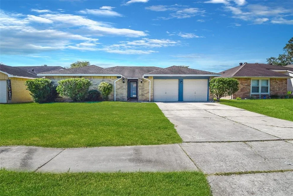 Unit for sale at 2154 Pilgrims Point Drive, Friendswood, TX 77546