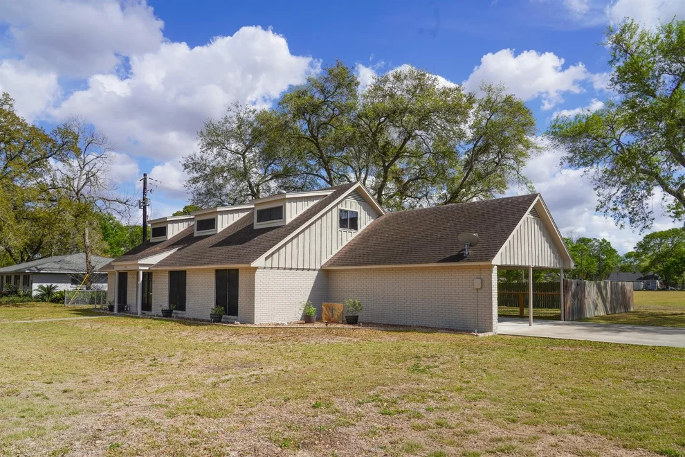 Unit for sale at 905 Center Street, El Campo, TX 77437