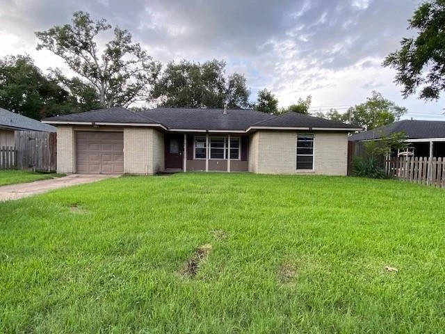 Unit for sale at 913 Meadowlane Street, Angleton, TX 77515