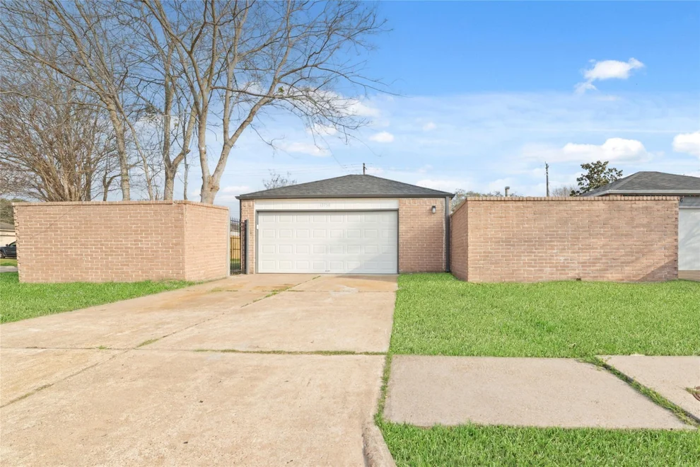 Unit for sale at 13950 Ashdale Lane, Houston, TX 77083