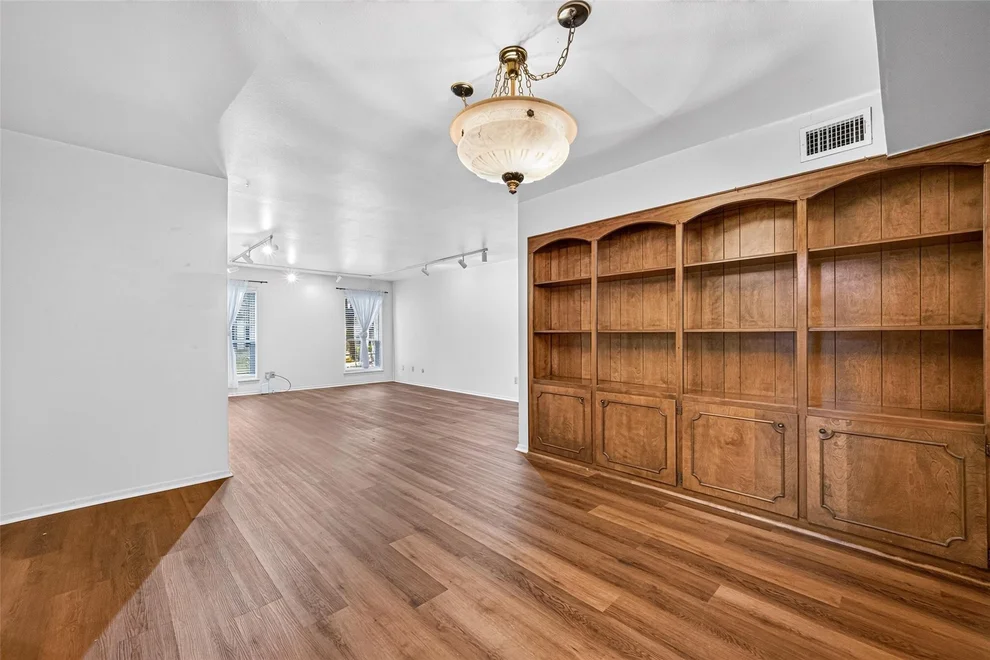 Unit for sale at 359 N Post Oak Lane, Houston, TX 77024