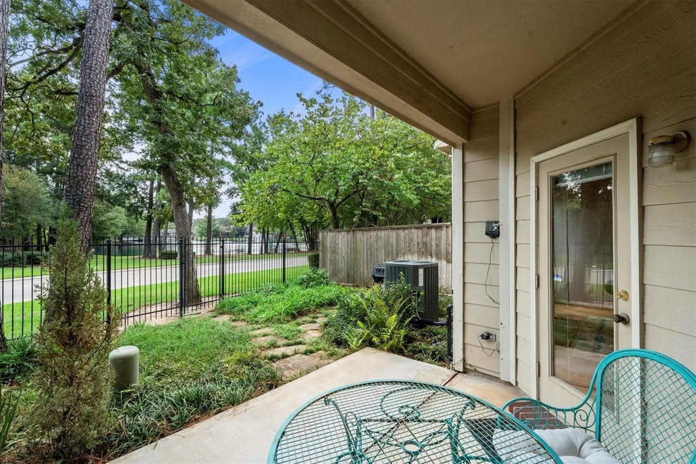 Unit for sale at 135 N Magnolia Pond Place, The Woodlands, TX 77381