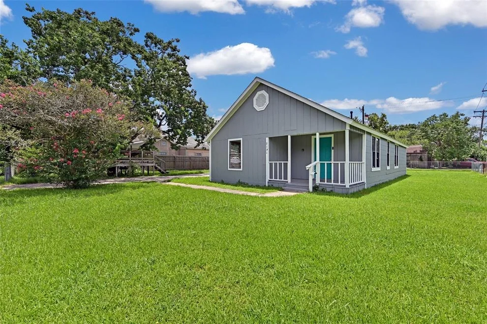 Unit for sale at 2131 6th Avenue N, Texas City, TX 77590