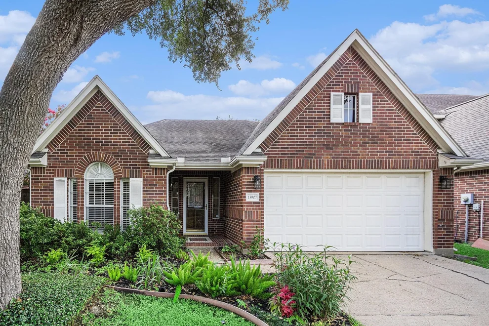 Unit for sale at 13907 Charlton Way Drive, Houston, TX 77077