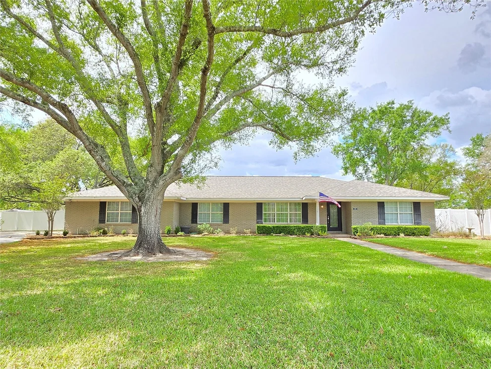 Unit for sale at 2101 Meadow Lane, El Campo, TX 77437