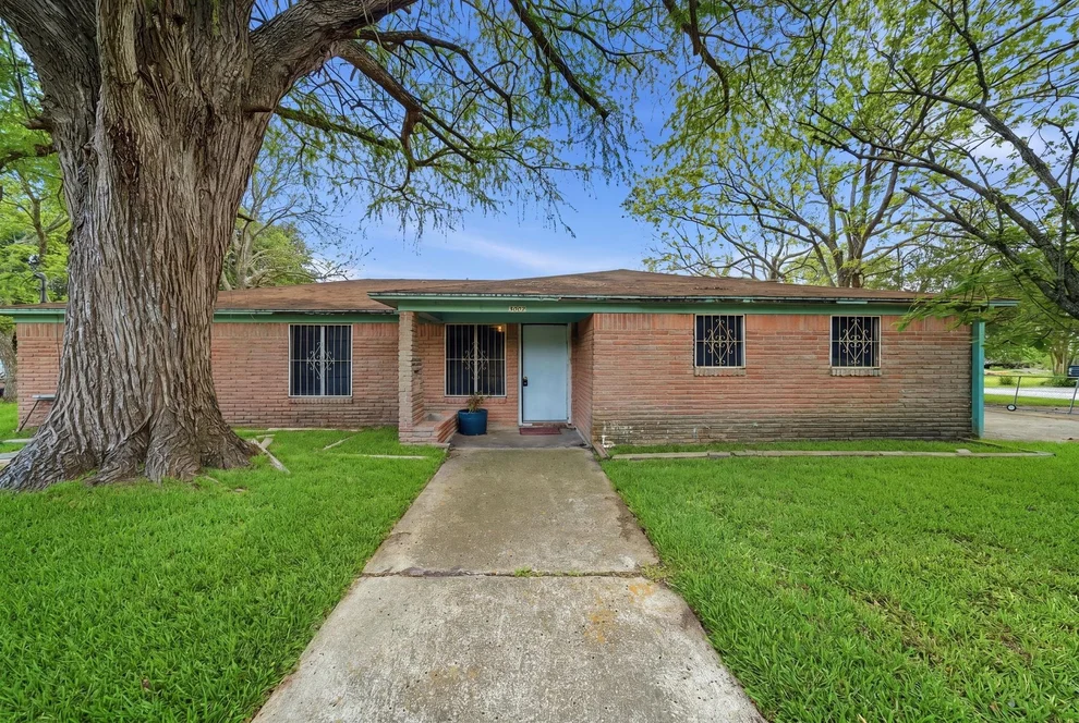 Unit for sale at 3002 Carolyn Street, Bacliff, TX 77518