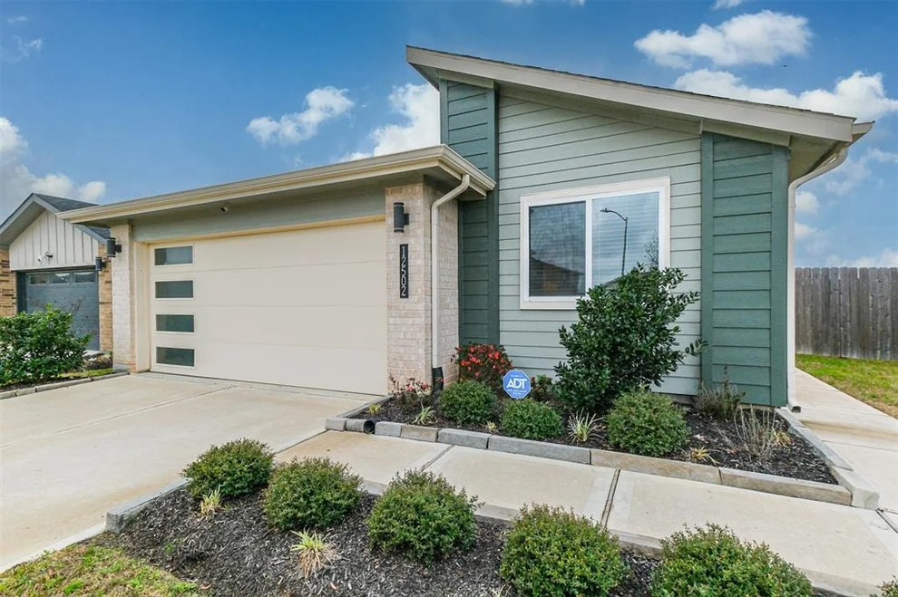 Unit for sale at 12502 Newport Arch Lane, Houston, TX 77047