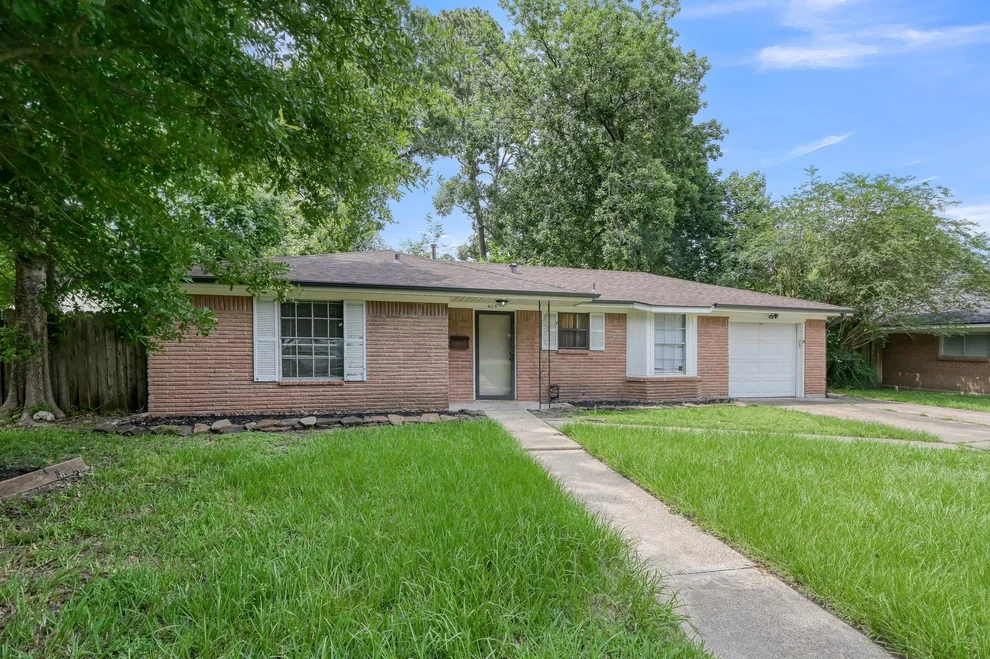Unit for sale at 405 Wilson Road, Conroe, TX 77301