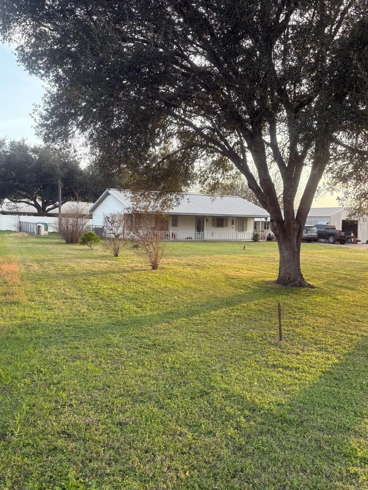 Unit for sale at 676 County Road 002, Hallettsville, TX 77964