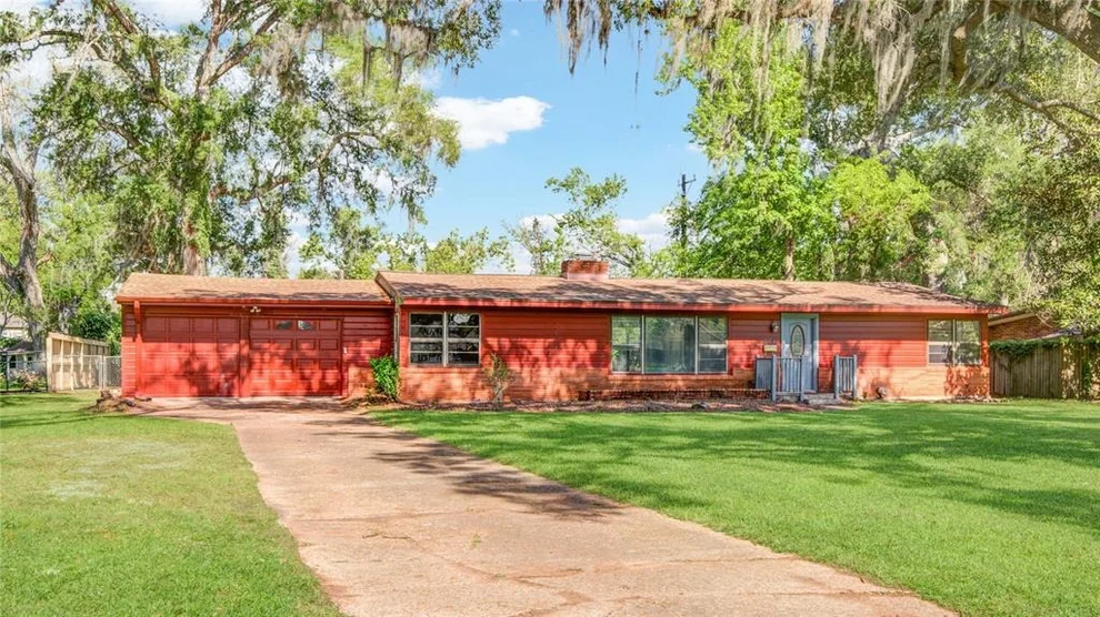 Unit for sale at 306 Oak Dr, Lake Jackson, TX 77566