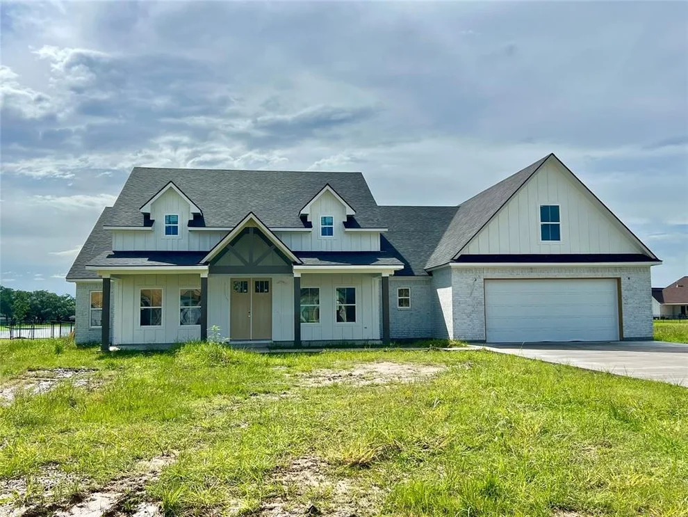 Unit for sale at 839 Oak Ridge Drive, Angleton, TX 77515