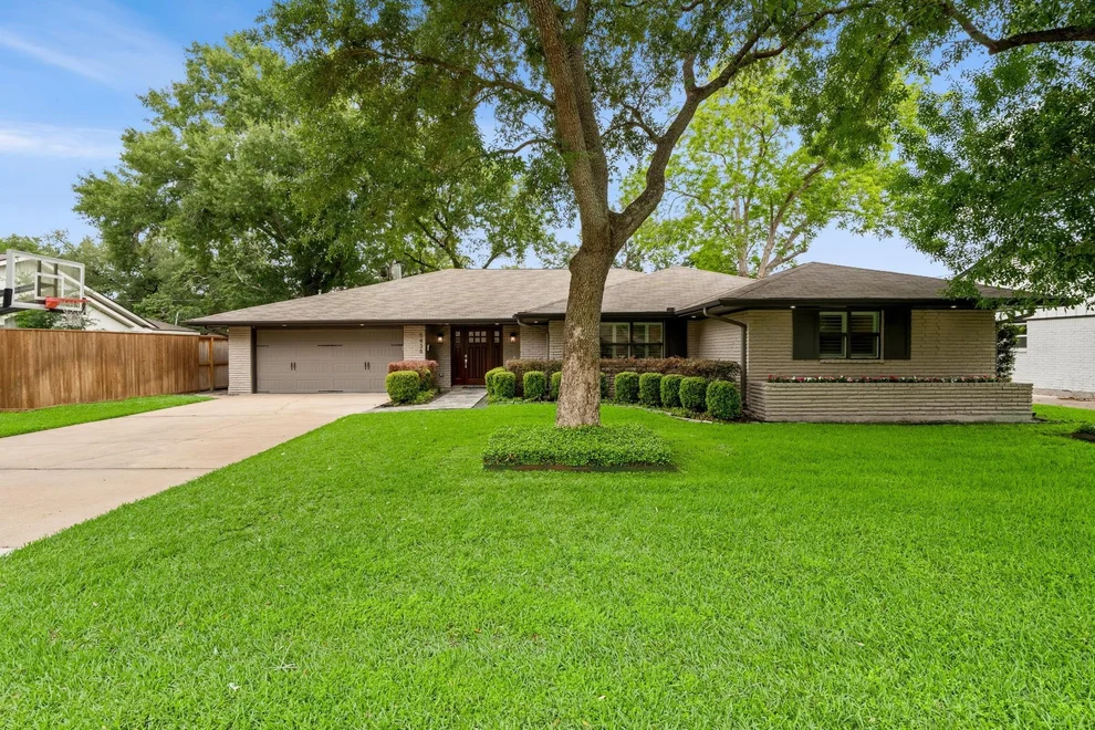 Unit for sale at 5438 Dumfries Drive, Houston, TX 77096