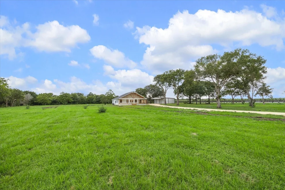 Unit for sale at 1935 Willow Road, Wallis, TX 77485