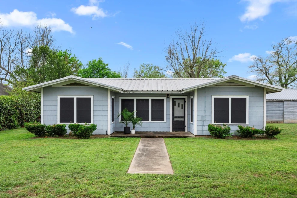 Unit for sale at 209 3rd Avenue, Columbus, TX 78934