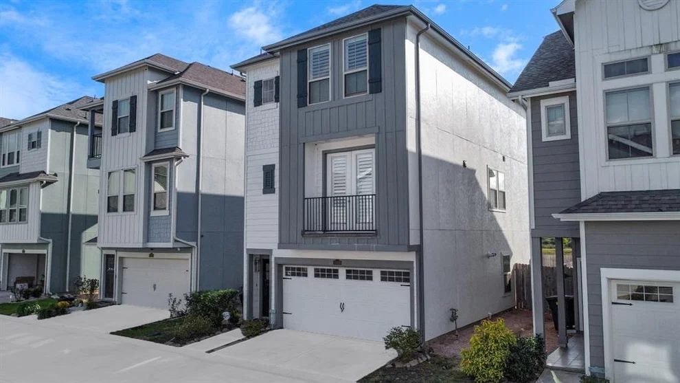 Unit for sale at 11916 Oakmont Valley Trace, Houston, TX 77051
