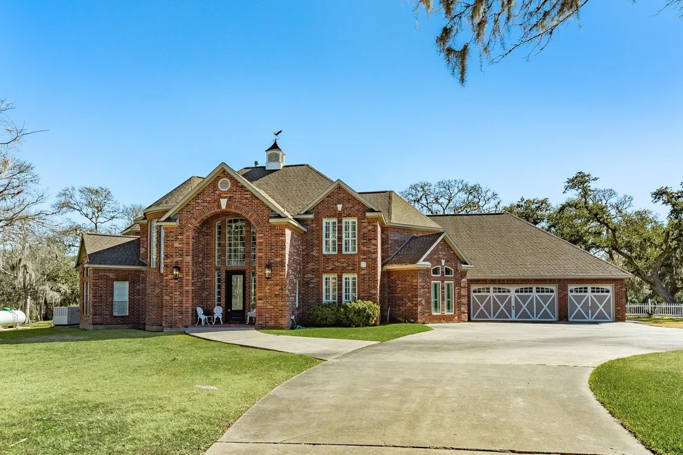Unit for sale at 692 County Road 605, Angleton, TX 77515