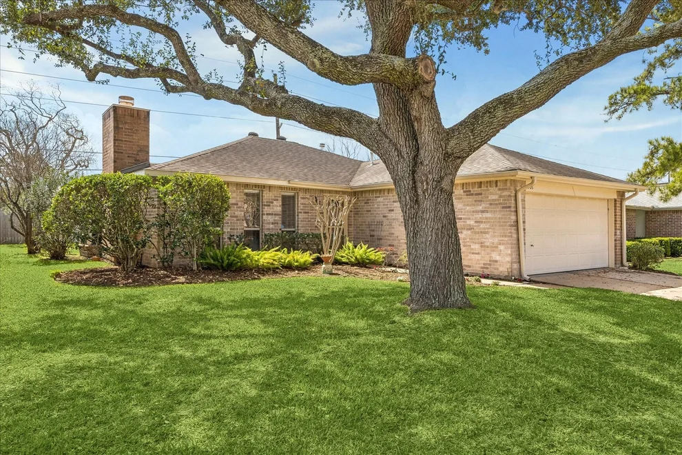 Unit for sale at 2906 S Peach Hollow Circle, Pearland, TX 77584