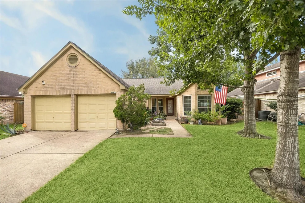 Unit for sale at 2202 Westwood Drive, Stafford, TX 77477