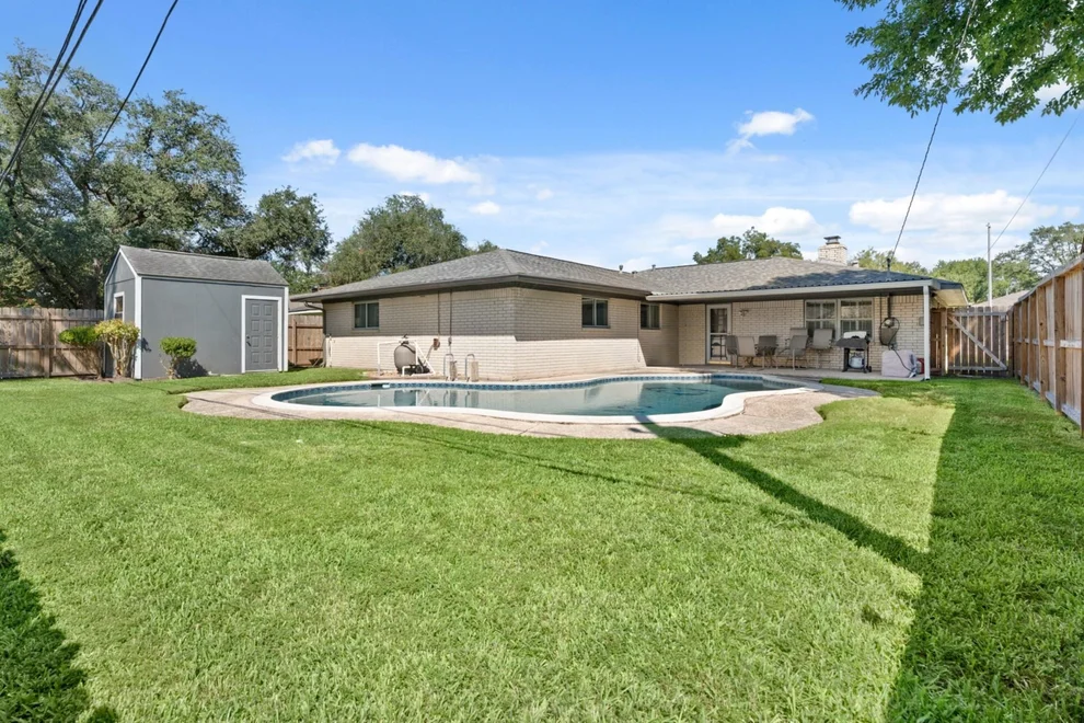 Unit for sale at 902 E X Street, Deer Park, TX 77536