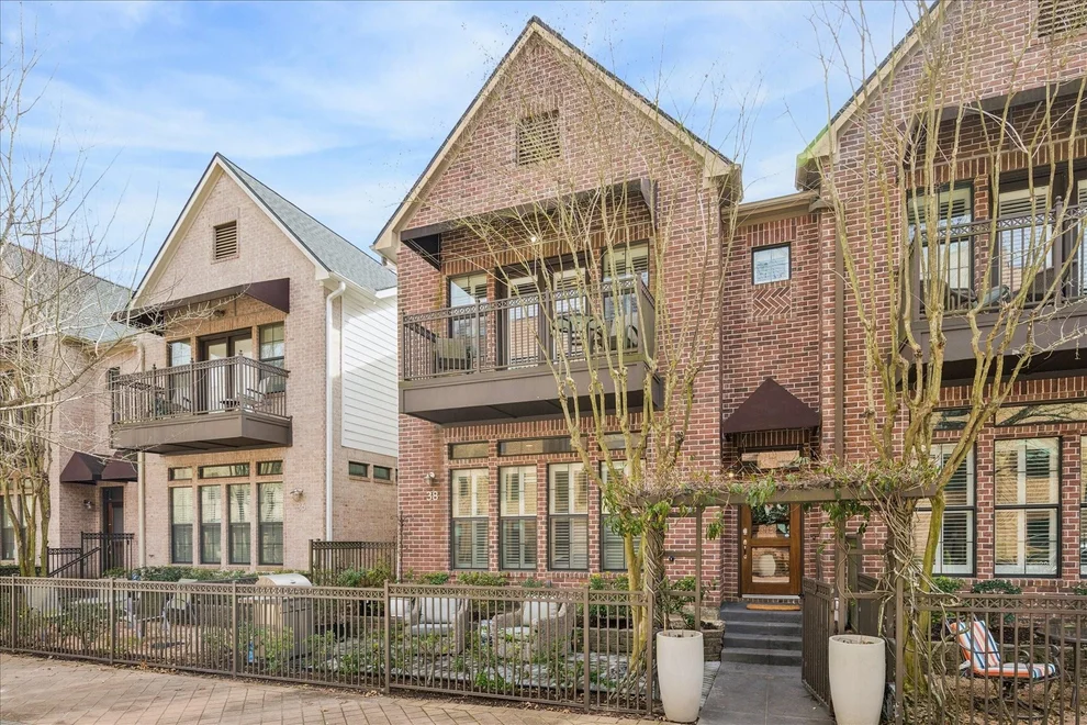 Unit for sale at 38 Riva Row, The Woodlands, TX 77380