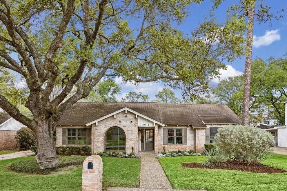 Unit for sale at 10914 Tupper Lake Drive, Houston, TX 77042