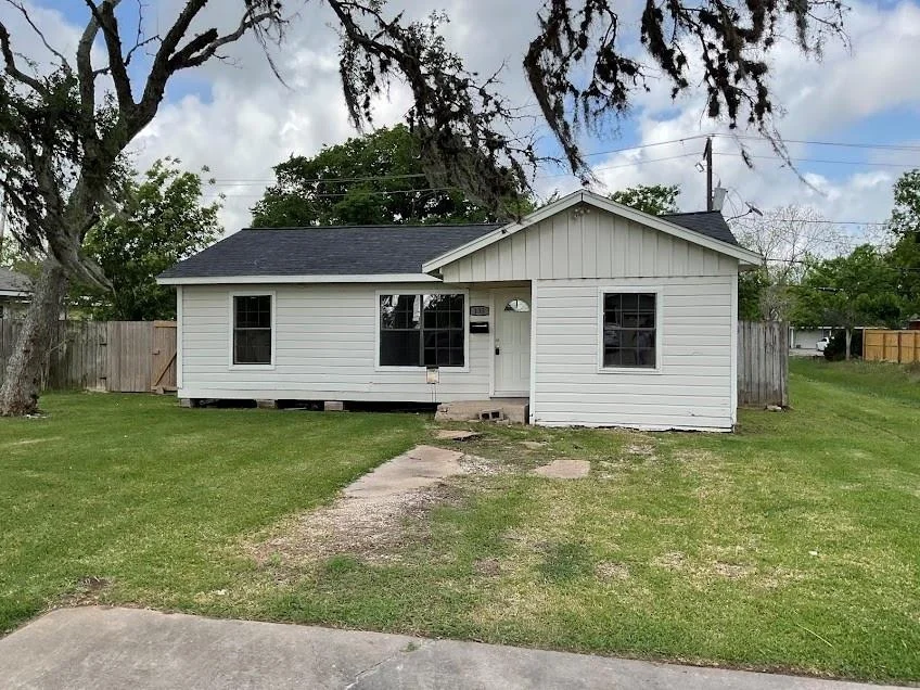 Unit for sale at 135 Huisache Street, Lake Jackson, TX 77566