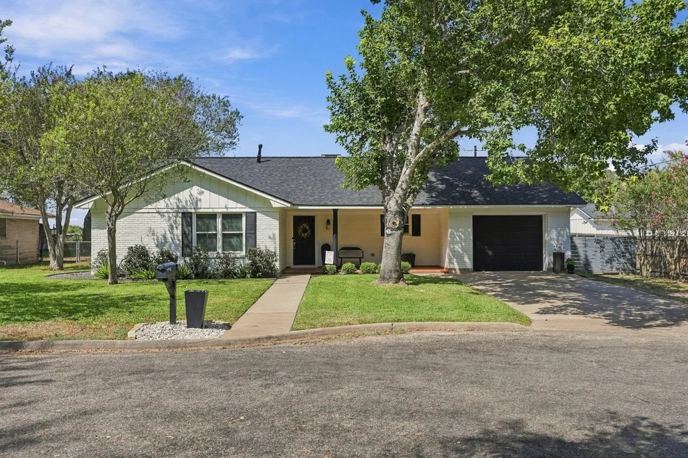 Unit for sale at 100 N Oak Drive, Columbus, TX 78934