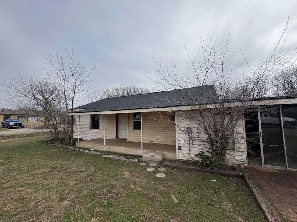 Unit for sale at 610 W Garrison Avenue, Electra, TX 76360
