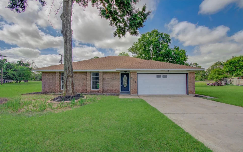Unit for sale at 114 Swiss Lane, Clute, TX 77531