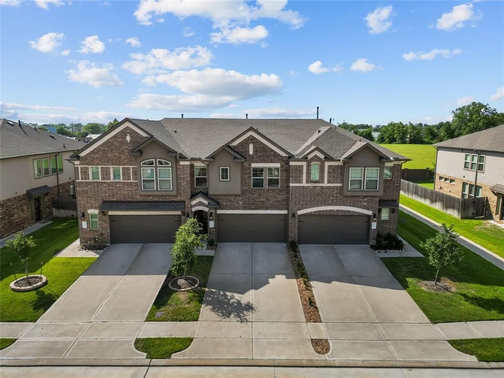 Unit for sale at 3735 Lancer Circle, Pearland, TX 77581