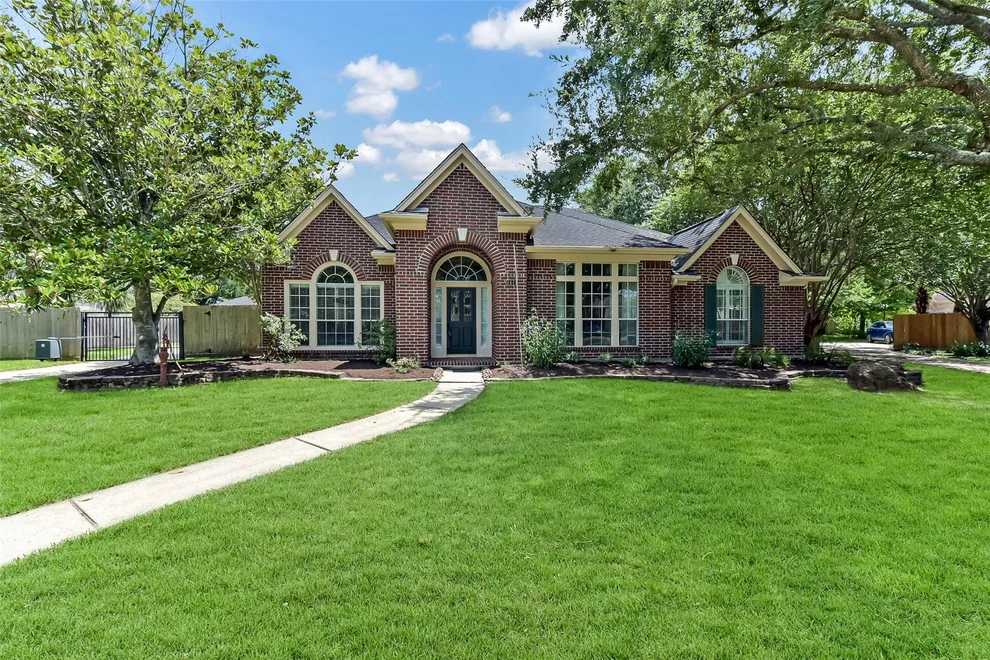 Unit for sale at 1411 Buttonwood Drive, Friendswood, TX 77546