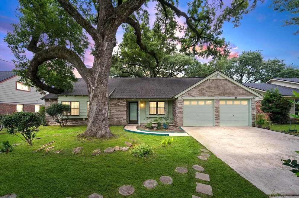 Unit for sale at 5619 Sheraton Oaks Drive, Houston, TX 77091