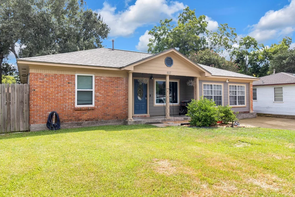 Unit for sale at 617 Catalpa Street, Angleton, TX 77515