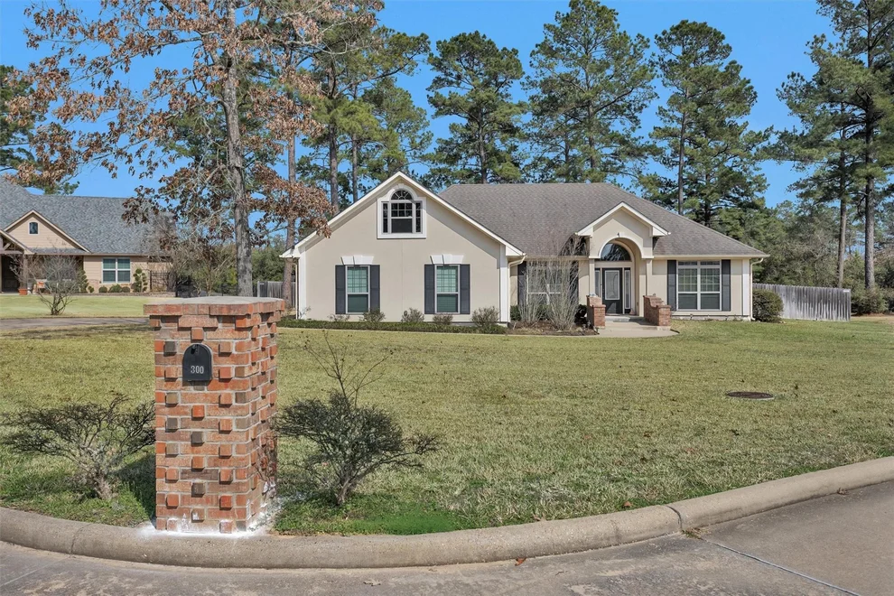 Unit for sale at 300 Deer Trace Boulevard, Diboll, TX 75941