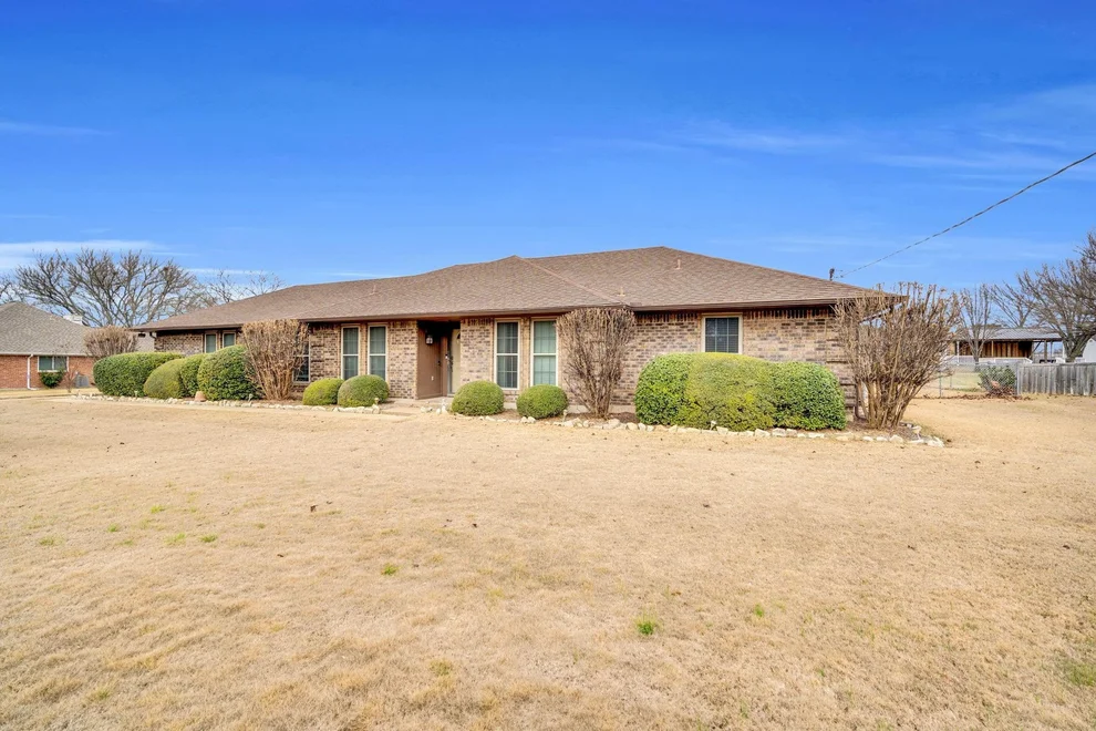 Unit for sale at 609 Shallow Creek Drive, Oak Leaf, TX 75154