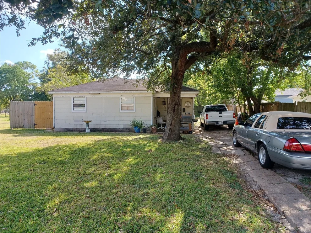 Unit for sale at 1302 Thomas Avenue, Pasadena, TX 77506