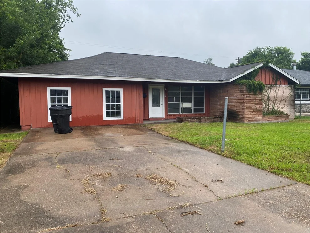 Unit for sale at 5711 Thrush Drive, Houston, TX 77033