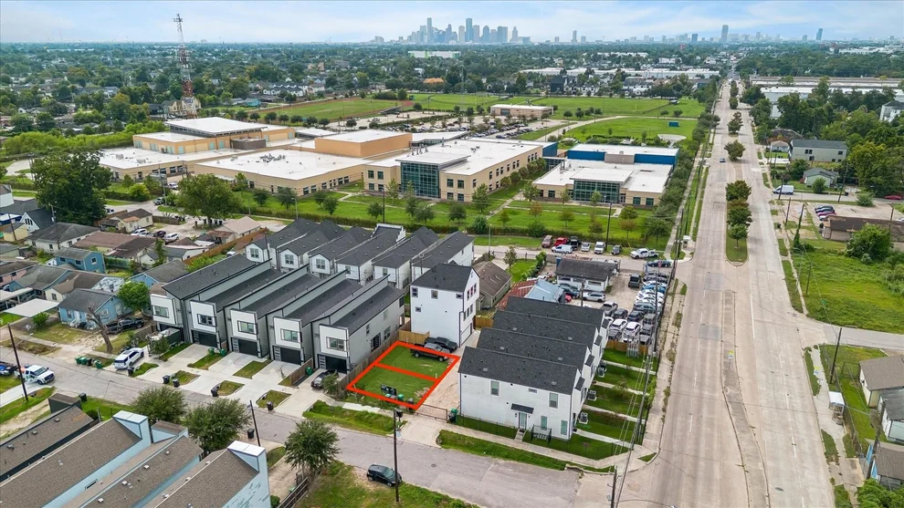 Unit for sale at 104 E 44th Street, Houston, TX 77018