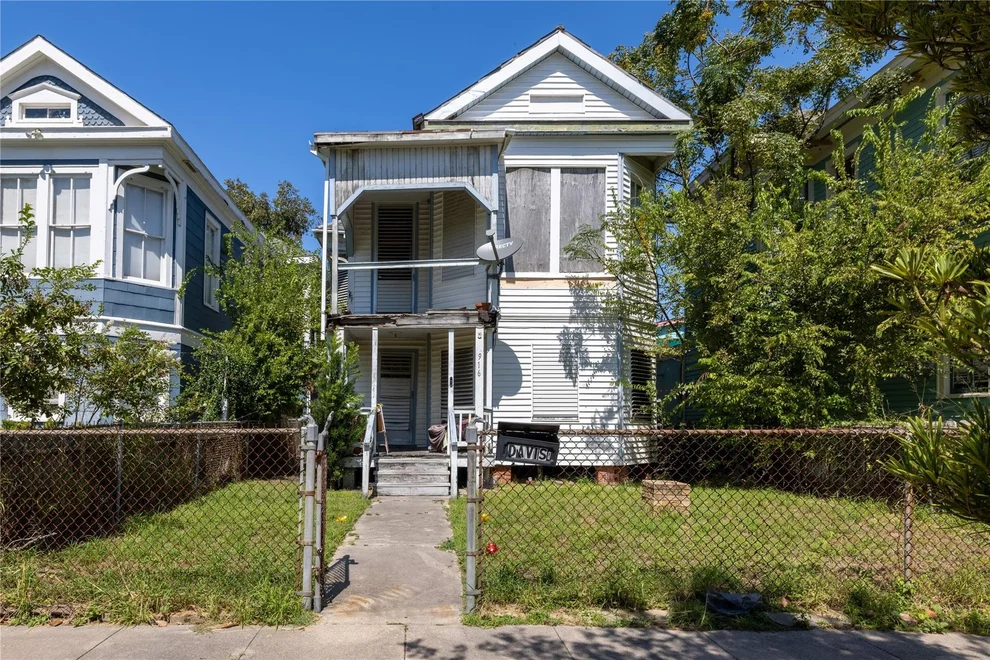 Unit for sale at 1916 Avenue M 1/2, Galveston, TX 77550