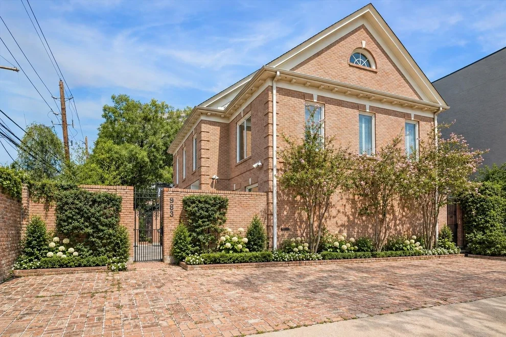 Unit for sale at 983 S Post Oak Lane, Houston, TX 77056