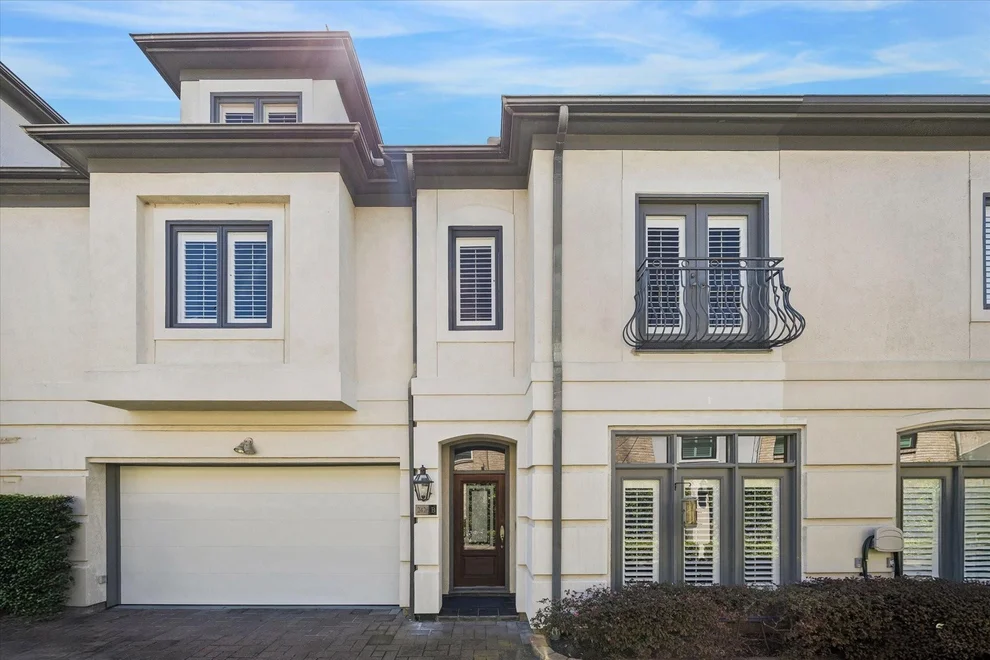 Unit for sale at 2426 Nantucket Drive, Houston, TX 77057