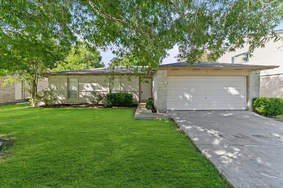 Unit for sale at 6210 Vinewood Lane, League City, TX 77573