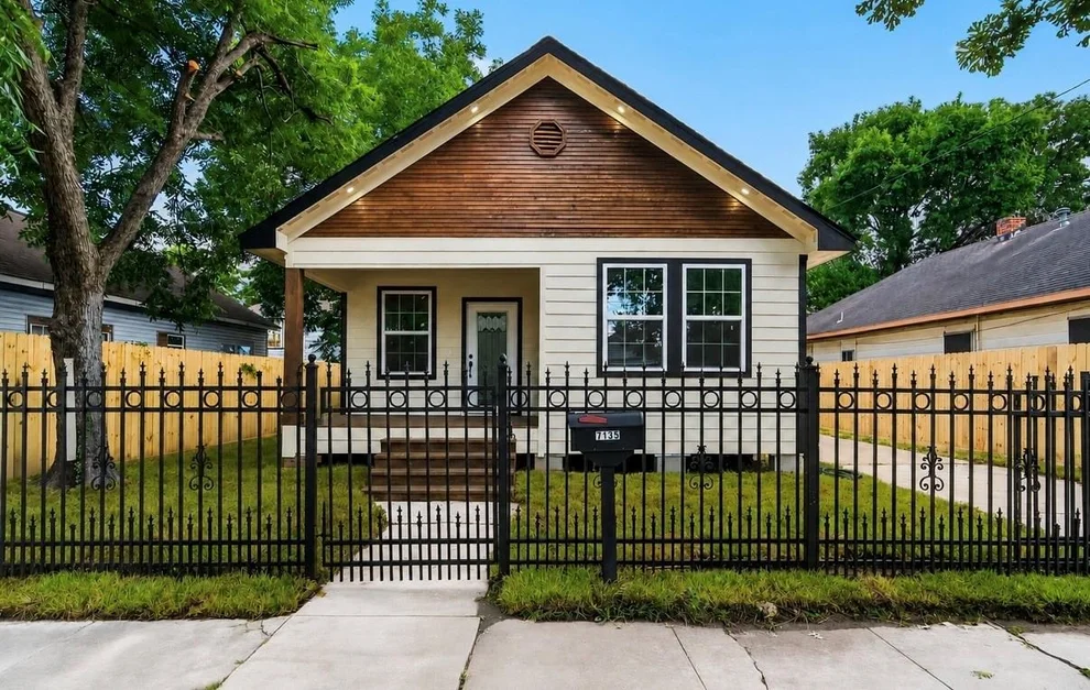 Unit for sale at 7135 Avenue E, Houston, TX 77011